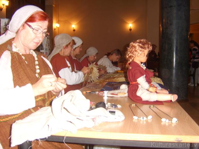 Folkloras kopa "Laukam pāri"